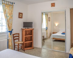 Casa/apartamento entero Spacious Villa With Heated Pool (Yvias, Francia)