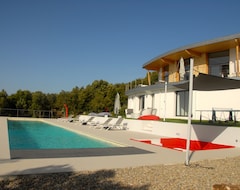 Toàn bộ căn nhà/căn hộ Daily Serviced Villa, Pick Up And Drop From Airport, Car Available (Mons, Pháp)