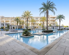 Căn hộ có phục vụ Top-floor Luxury Condo Near Beach - Resort Pool, Gym, Hot Tub & Ev Chargers (Vernon, Hoa Kỳ)