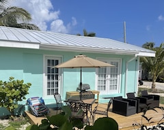 Toàn bộ căn nhà/căn hộ Newly Renovated Cottage Steps From The Water (Bailey Town, Bahamas)