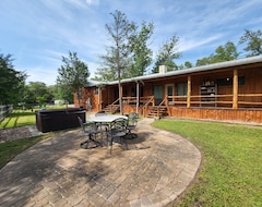 Toàn bộ căn nhà/căn hộ Cedar Acres Offers A 3 Bedroom Log Cabin That Overlooks A Pond. (Cat Spring, Hoa Kỳ)