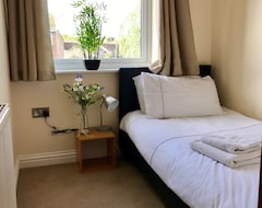 Koko talo/asunto Spacious 3 Bed Town House, 5 Mins Walk From Bracknell Town Centre And Station (Bracknell, Iso-Britannia)