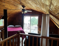 Entire House / Apartment Heritage Hideaway- Secluded Log Cabin (Chatfield, USA)