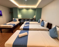 Arzo Hotel Premier (Makati, Filipini)