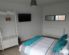 Koko talo/asunto 2 Serviced Apartments in Childwall-South Liverpool - Each Apartment Sleeps 6 (Liverpool, Iso-Britannia)