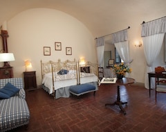 Hotel Castle Apartment in Badia Coltibuono with 3 bedrooms sleeps 5 (Gaiole in Chianti, Italy)