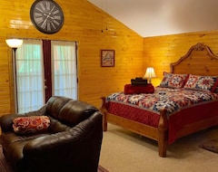 Entire House / Apartment Cabin With Hot Tub, Grill, Porch, Picnic Table, Electric Fireplace, Queen Bed (Somerset, USA)