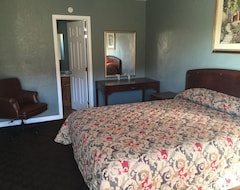 Khách sạn Deluxe Inn (Pomona, Hoa Kỳ)