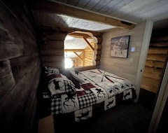 Toàn bộ căn nhà/căn hộ Cozy And Spacious Log Cabin For Families With Wifi (Harrison Mills, Canada)