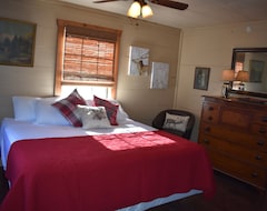 Entire House / Apartment Cozy Cabin; Hot Tub; Brkfst; Pool; Minutes From Branson! (Walnut Shade, USA)
