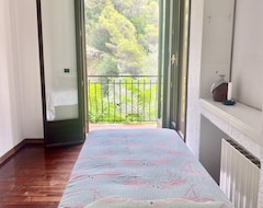 Toàn bộ căn nhà/căn hộ Apartment In 70´s Building In The Olive Jungle 3km Off The Mediterranean (Vallebona, Ý)
