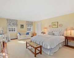 Toàn bộ căn nhà/căn hộ Bedford Country House - Luxury - 4 Bed /4.5 Bath / Fireplace / Pool (Stamford, Hoa Kỳ)
