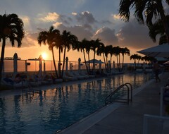 Khách sạn Roney Palace/1 Hotel Property, 1b/2b Lux Resort Condo W/balcony, Pool/ocean View (Miami Beach, Hoa Kỳ)
