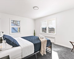 Cijela kuća/apartman Near Nyc ~ Fire Pit, Game Room, Pet Friendly, King Bed, Modern Luxury (New Rochelle, Sjedinjene Američke Države)