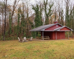 Koko talo/asunto Beautiful Historic Home W/ Recreation Barn (Gibsonville, Amerikan Yhdysvallat)