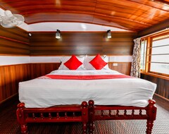Khách sạn OYO 24920 Indraprastha Royal Castle Sharing Houseboat (Alappuzha, Ấn Độ)
