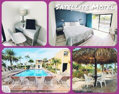 Hotel Satellite Motel - Shore Enuff Cottage 118 (Treasure Island, USA)