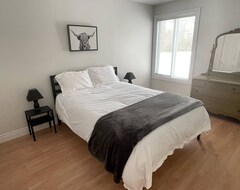 Entire House / Apartment Beautiful And Private Lake Front Cottage (Apsley, Canada)