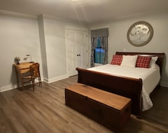 Entire House / Apartment Modern Farmhouse, 3 Bedrooms + Sofa Bed, 2 Full Baths, Sleeps 8+ (West Union, USA)