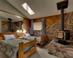 Hotel Huge 4BR w/ 2 Bonus Rooms & Beds + Hot Tub – Minutes to El Dorado Beach (South Lake Tahoe, USA)