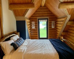 Koko talo/asunto Lake Front Log Cabin Estate, Sleeps 9 (Seabeck, Amerikan Yhdysvallat)