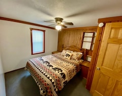 Entire House / Apartment Cabin 7 Family/pet Friendly Resort Amenities Beach Dock Fishing (Hines, USA)
