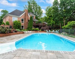 Entire House / Apartment Leeloos On The Lake – Gorgeous 4 Bdr Sleeps 12 W/ Private Pool, Pet Friendly! (Lexington, USA)