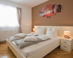 Toàn bộ căn nhà/căn hộ 4 Bedroom Accommodation In Prolozac (Šestanovac, Croatia)