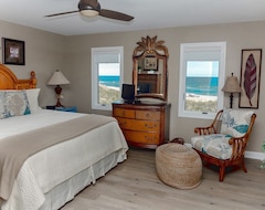 Entire House / Apartment Beautiful Corner Oceanfront 3 Bedroom 2 Bath Condo (Emerald Isle, USA)