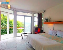 Khách sạn Lonos Circle Ocean View Room (Romblon, Philippines)