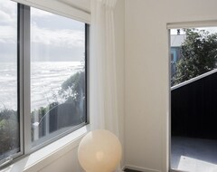 Chester Cottage - Beachfront Hotel Quality (New Plymouth, New Zealand)
