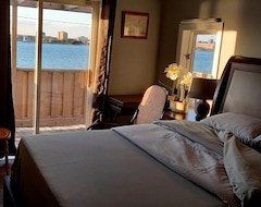 Khách sạn Front River House, Have A Private Terence Suite (Windsor, Canada)