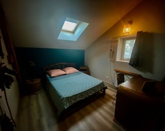 Hotel Attic Room In A Beautiful House On The Edge Of The Saône, South Of The City (La Mulatière, Francuska)