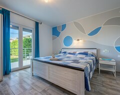 Hotel New 4 Bedroom Villa Renata Near Porec (Kaštelir-Labinci, Croacia)