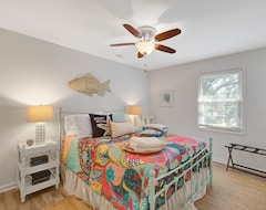 Entire House / Apartment Look.coastal/harbor Townhome Newly Renovated And Centrally Located (Sullivans Island, USA)