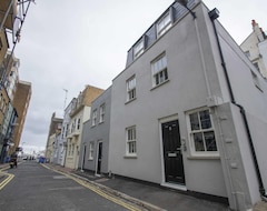 Entire House / Apartment Steine House: 4 Bedroom, Sleeps 20, Close To Pier And Beach, Terrace, Wifi (Hove, United Kingdom)