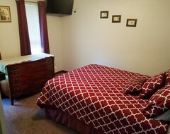 Otel Beyond The Hill House-quiet With Lots Of Room To Roam (Cedar Valley, ABD)