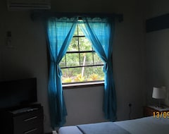 Hotel Tropical Breeze Vacation Home And Apartments (Gros Islet, Santa Lucía)