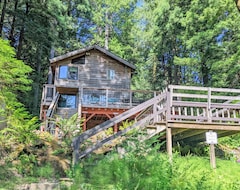 Toàn bộ căn nhà/căn hộ Creek-front Dreamwood Cabin With Deck, Wifi, Wood-burning Stove, & Private Sauna (Cazadero, Hoa Kỳ)