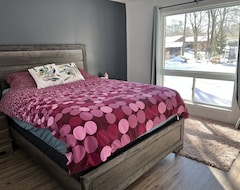 Toàn bộ căn nhà/căn hộ Brand New 2 Bedroom With Indoor Fireplace. 5 Mins To Snow Valley! (Midhurst, Canada)