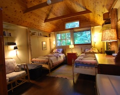 Entire House / Apartment Torch Lake Exceptional Lakefront Cottage - Sandy Beach (Alden, USA)