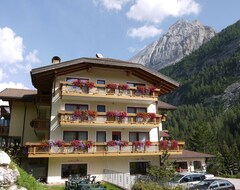 Khách sạn Dolomites Inn (Canazei, Ý)