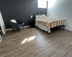 Toàn bộ căn nhà/căn hộ Brand New 2 Bedroom With Indoor Fireplace. 5 Mins To Snow Valley! (Midhurst, Canada)