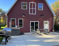 Entire House / Apartment Newly Renovated! The Barn On Mille Lacs Lake-sauna-game Area-tractor (Wahkon, USA)