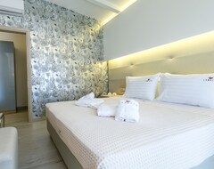 Hotel Hatzoudis Luxury Suites (Chrissi Ammoudia, Greece)