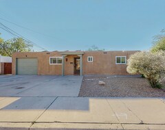 Toàn bộ căn nhà/căn hộ Adorable Adobe Home In Downtown: 2bd/1ba, Garage, Yard (Albuquerque, Hoa Kỳ)