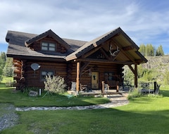 Entire House / Apartment Tweeks Cabin- Luxury Cabin With Yard, Fire Pit, And Hot Tub!!!nn (Cody, USA)
