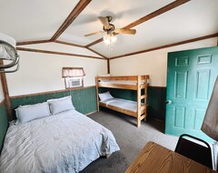 Toàn bộ căn nhà/căn hộ Cozy Cabin4 Within Campground (New Columbia, Hoa Kỳ)
