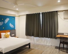 Khách sạn OYO 15483 Sai Palkhi Niwara (Shirdi, Ấn Độ)
