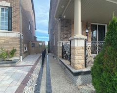 Toàn bộ căn nhà/căn hộ Cozy Basement W/ Private Entrance & Outdoor Basketball Court — Close To Brampton (Mississauga, Canada)